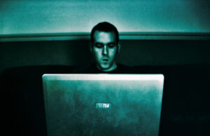 How Do I Set Up Pretty Permalinks? Hanny on his laptop_MMVIII
